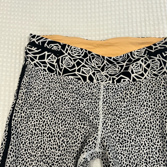 Lululemon like new stunning capri leggings with finished piping. - Picture 4 of 6